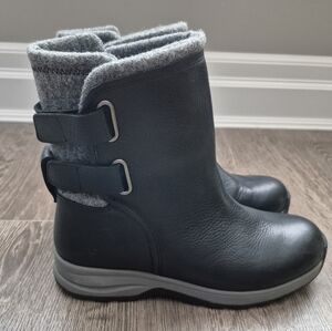 Woolrich Koosa leather wool boots. Black leather boots gray wool lined. Size 8